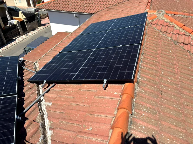 Paneles solares limpios sobre cubierta de teja vistos desde arriba