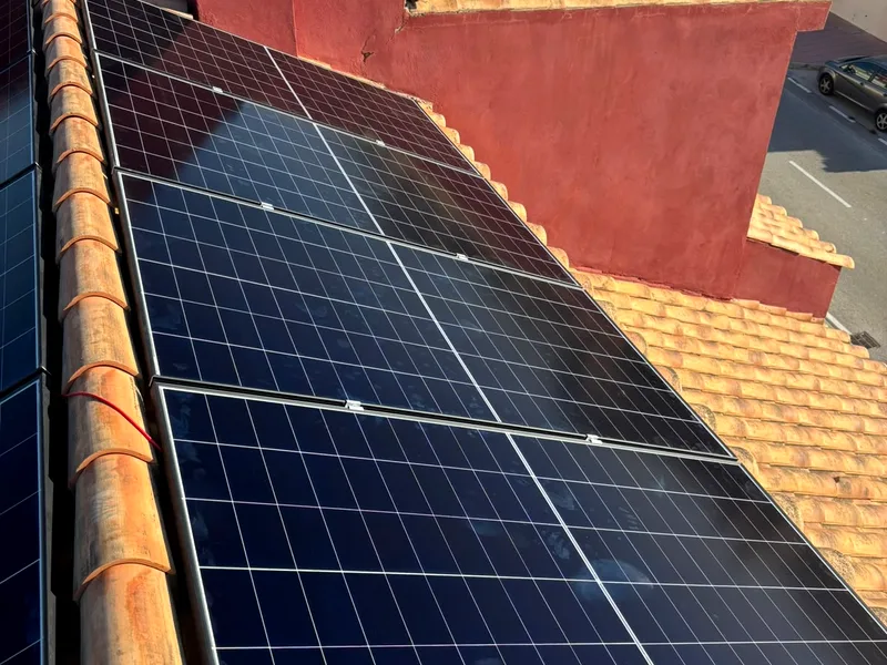 Instalación fotovoltaica legalizada sobre cubierta de teja en un municipio de Granada