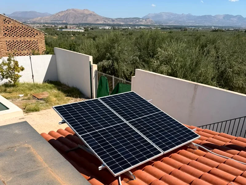 Instalación fotovoltaica sobre cubierta con la Vega de Granada y el olivar al fondo