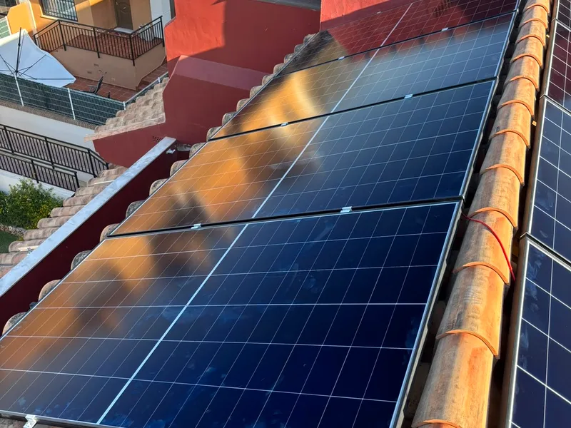 Instalación fotovoltaica sobre la cubierta de una vivienda adosada