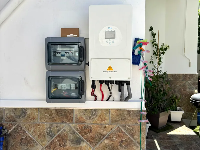 Inversor y cuadros de protección instalados en la pared exterior de una vivienda